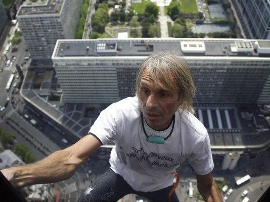 Gegen den Gesundheitspass klettern der „französische Spider-Man“ und drei Gefolgsleute auf einen Büroturm in Paris
