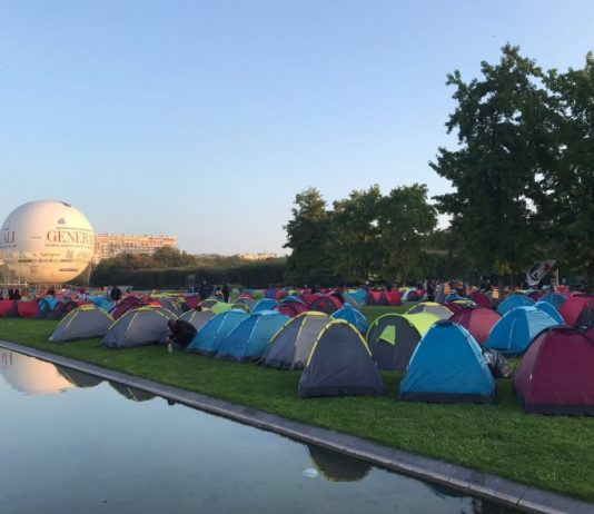 Paris: Das Kollektiv Requisition bringt 1.000 Obdachlose Migranten im Parc André-Citroën unter
