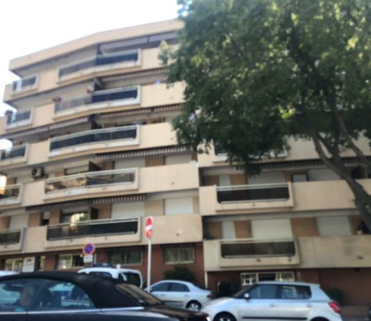 Cannes: Ein Mann wird verdächtigt, seine Freundin aus dem Fenster geworfen zu haben