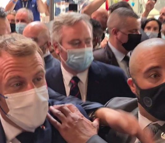 Emmanuel Macron während eines Besuchs in Lyon mit Ei beworfen