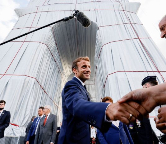 „Verrückter Traum“: Macron besucht verpackten Arc de Triomphe
