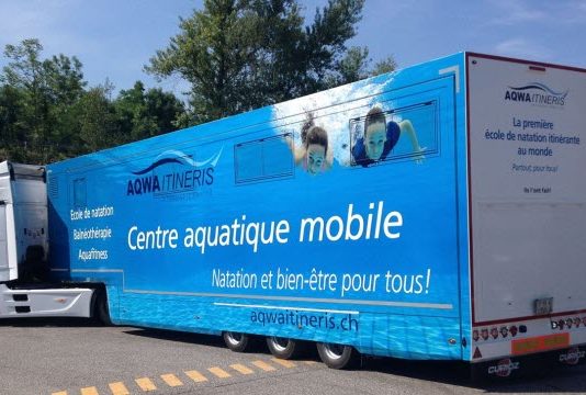 Ein fahrender Schwimmbad-Truck durchquert Frankreich, um Kindern das Schwimmen beizubringen