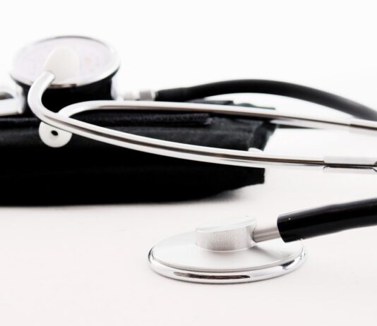 Vogesen: Einziger Arzt eines Dorfes verweigert Impfung gegen Covid und schließt Praxis Hausarzt