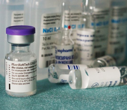 Covid-19-Impfstoff: Polen kündigt Verträge mit Pfizer – Grund zur Sorge?