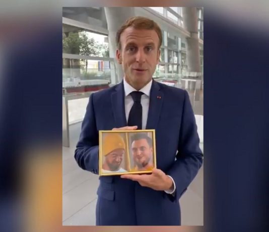 Emmanuel Macron hält sein Versprechen und posiert mit einem Bild von McFly und Carlito
