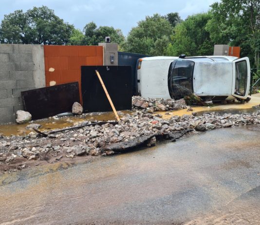 Unwetter im Gard: überflutete Autobahnen, umgestürzte Autos…
