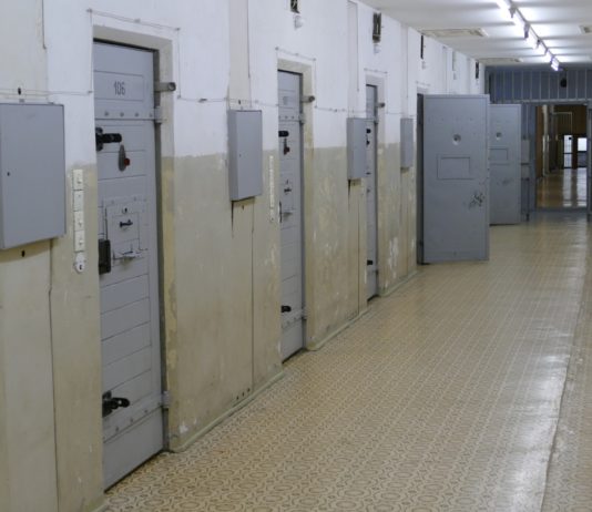 Wahlrecht hinter Gittern: Frankreichs kontroverser Kurs gegen den Briefwahl-Stimmzettel Gefängnis