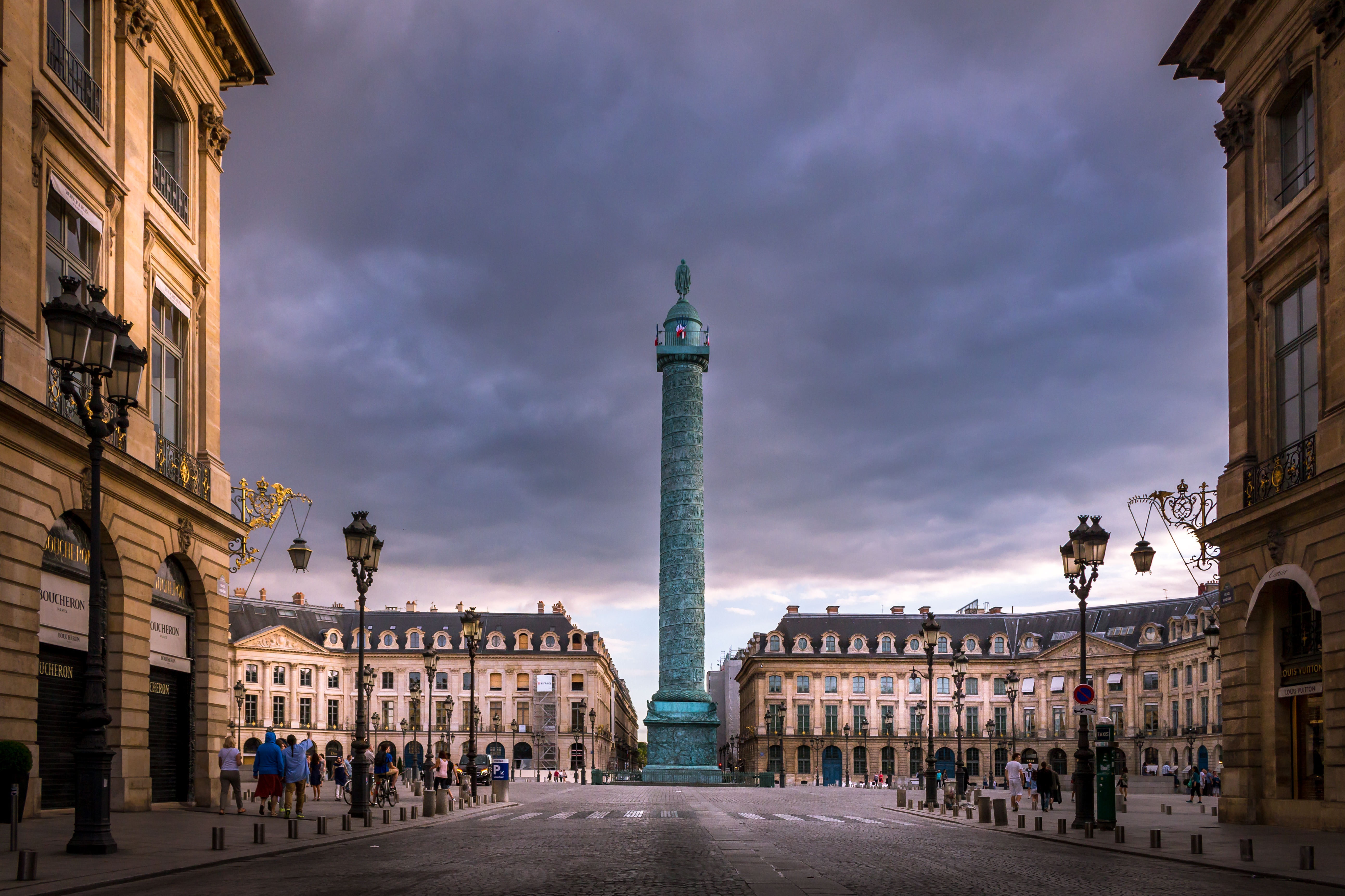 Paris: Überfall auf ein Juweliergeschäft am Place Vendôme, zwei Täter festgenommen, ein Polizist verletzt