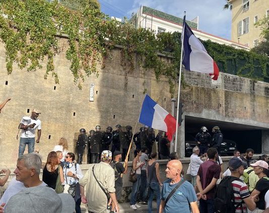 Nizza: Gesundheitspass-Protestler versuchen das Haus von Bürgermeister Christian Estrosi zu stürmen