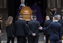 Tod von Jean-Paul Belmondo: der letzte Abschied seiner Fans in Saint-Germain-des-Prés