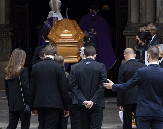 Tod von Jean-Paul Belmondo: der letzte Abschied seiner Fans in Saint-Germain-des-Prés