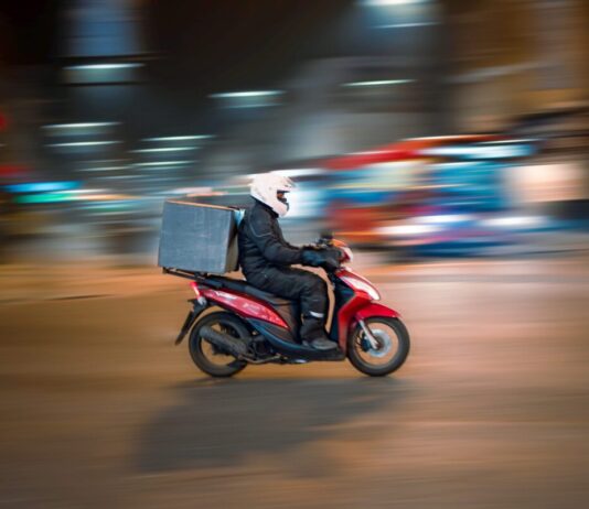 Deliveroo und drei Manager vor dem Pariser Strafgericht wegen Schwarzarbeit angeklagt. Deliveroo_Lieferservice