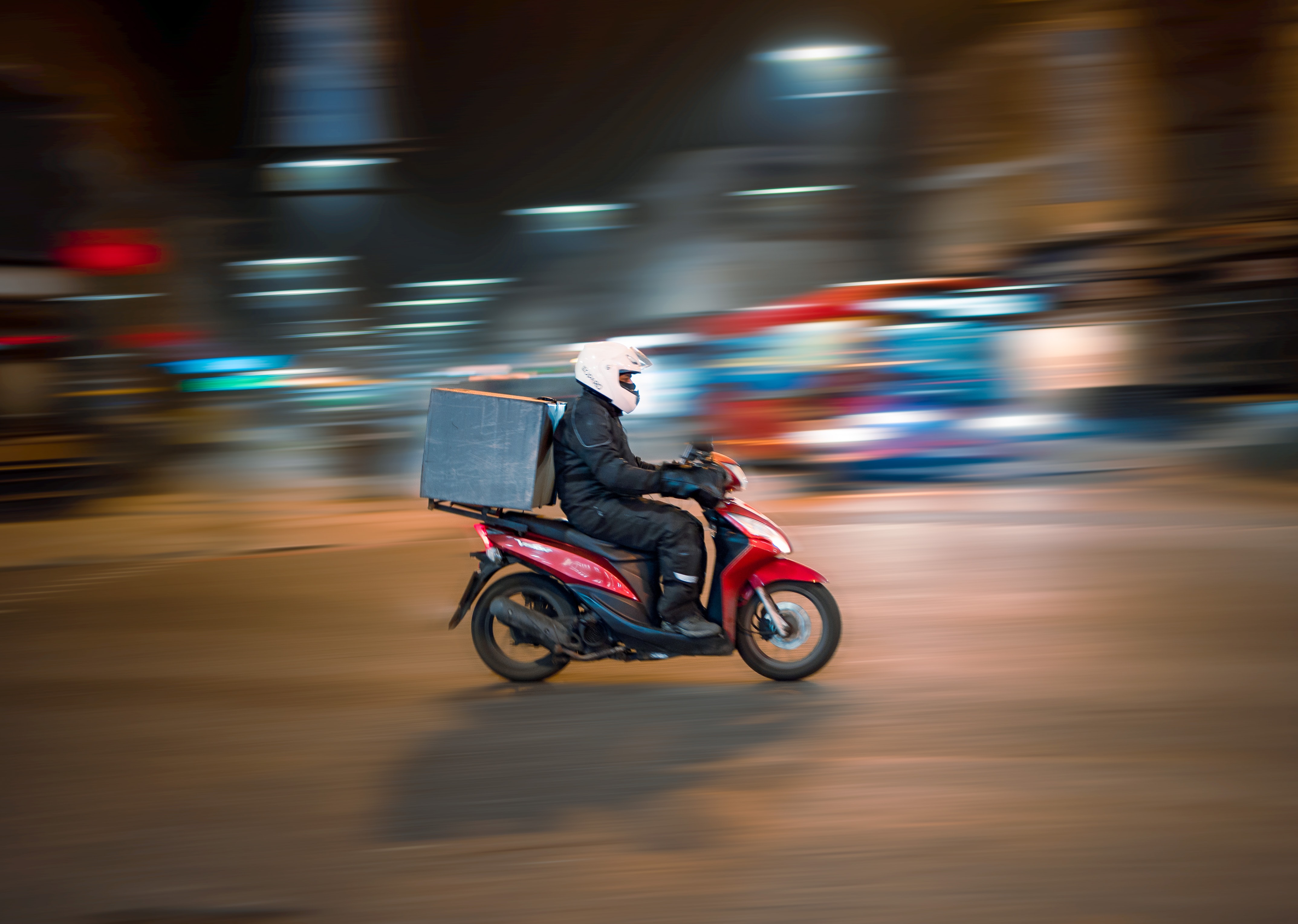 Deliveroo und drei Manager vor dem Pariser Strafgericht wegen Schwarzarbeit angeklagt.