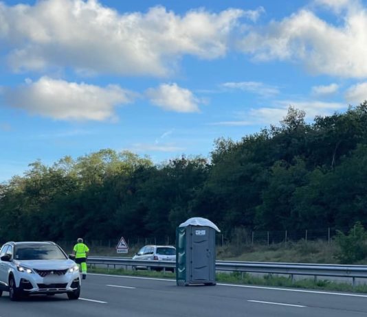 Na sowas: Lastwagen verliert Klohäuschen auf der Autobahn Toulouse-Bordeaux