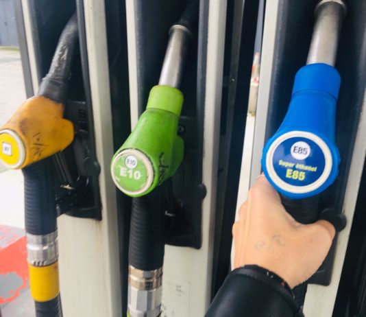 10 Fragen zu Superethanol-E85: der Kraftstoff, der Autofahren wirklich billig macht