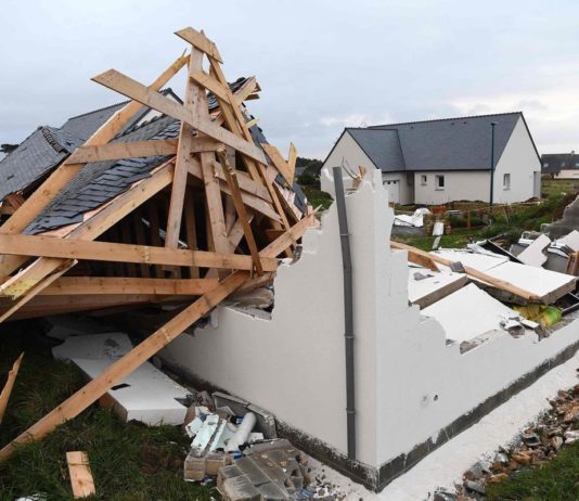 Sturm Aurora zerstört mehrere Dächer während er über das Land zieht