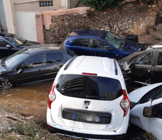 Aufgetürmte Fahrzeuge, evakuierte Einwohner: Bouches-du-Rhône steht unter Wasser
