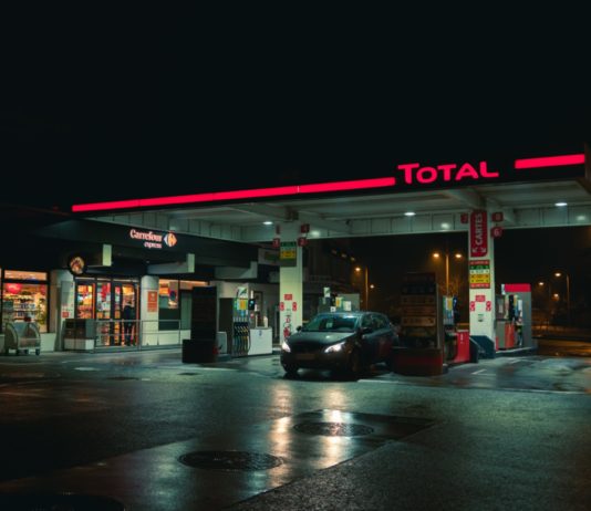 Verschmutzung + Klimawandel: Waren Total und Elf schon in den 70er Jahren die Risiken bekannt? Total-Tankstelle