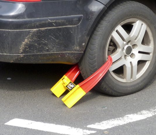 Parken in Gold: Wie Nizza mit Strafzetteln und Gebühren Millionen verdient – und was mit dem Geld passiert Parkkralle_Strafzettel