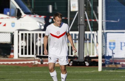 Live: Emmanuel Macron auf dem Fussballplatz – der Präsident hat bereits ein Tor geschossen