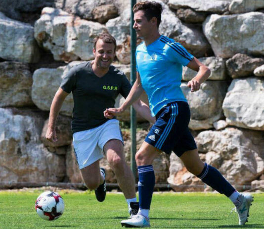Emmanuel Macron schnürt erneut die Fußballschuhe für einen guten Zweck Macron_Fussball