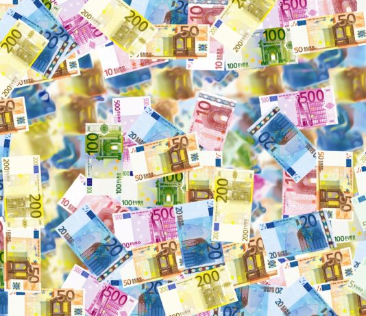 Eine Million Euro in kleinen Scheinen in einem Lieferwagen auf der A9 bei Béziers entdeckt Euro_Geldscheine