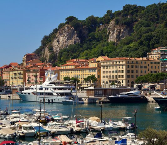 Ein Tag in Frankreich: Eindrücke von der französischen Küste Nizza-Hafen