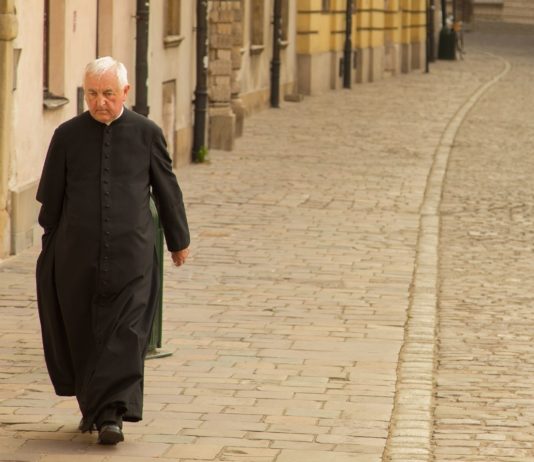 Sexueller Missbrauch in der Kirche: Laut Studie wurden rund 3.000 Pädophile identifiziert