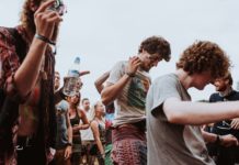 Rave auf verbrannter Erde – Wie ein Festival zum Symbol für Entfremdung wurde Rave-Party