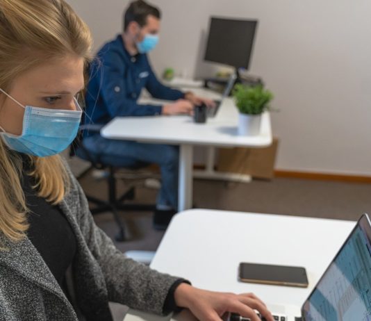 Covid-19: 74% der Arbeitnehmer wollen die Abschaffung der Maskenpflicht am Arbeitsplatz