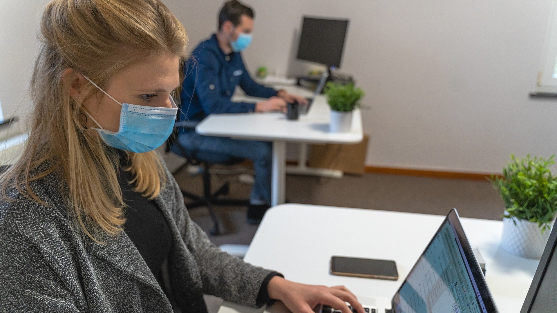 Covid-19: 74% der Arbeitnehmer wollen die Abschaffung der Maskenpflicht am Arbeitsplatz