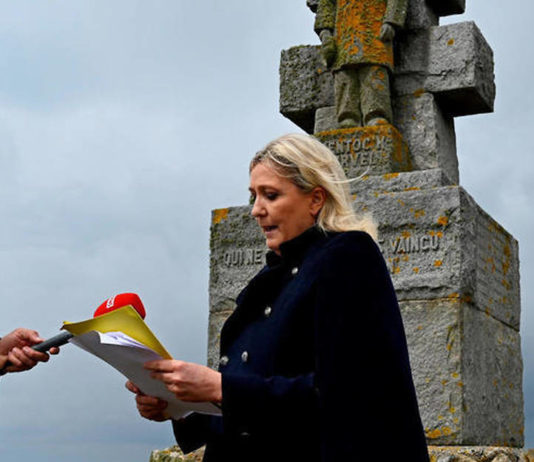 Marine Le Pen während ihrer Rede zu Ehren von General de Gaulle ausgebuht