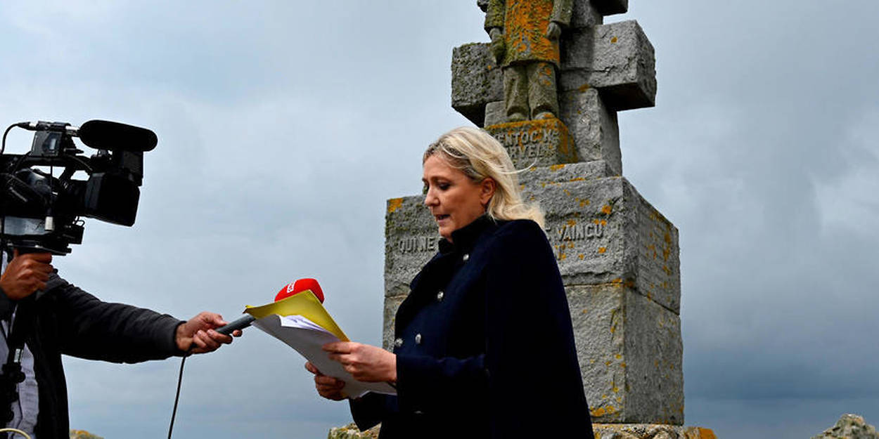 Marine Le Pen während ihrer Rede zu Ehren von General de Gaulle ausgebuht