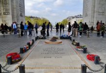 Der 11. November, Feiertag in Frankreich Arc_de_Triomphe_Grabmal_des_Unbekannten_Soldaten-Foto_Zairon