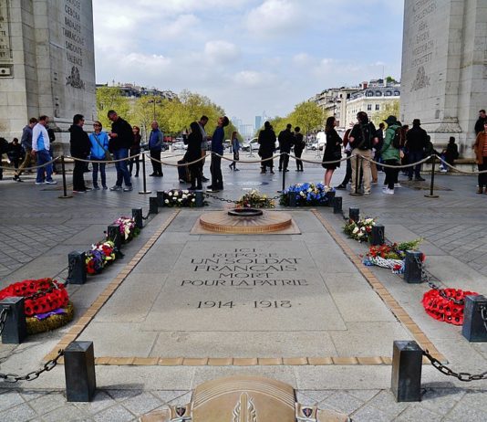 Der 11. November, Feiertag in Frankreich Arc_de_Triomphe_Grabmal_des_Unbekannten_Soldaten-Foto_Zairon