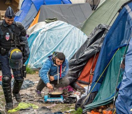 In Grande-Synthe löst die Polizei ein Migrantenlager auf