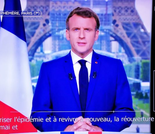 Emmanuel Macron hat vor einem Jahr die blaue Farbe der französischen Flagge geändert