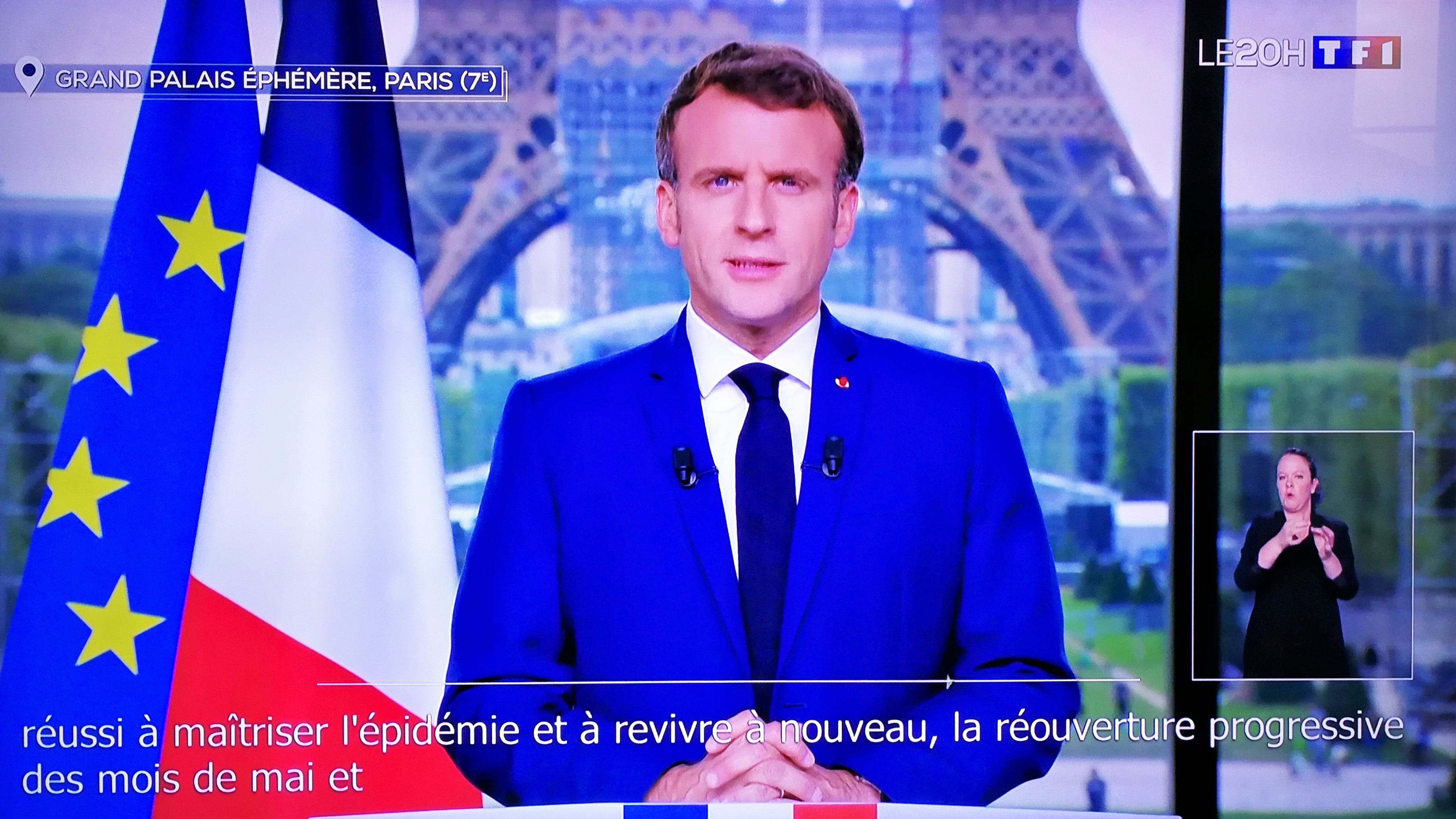 Emmanuel Macron hat vor einem Jahr die blaue Farbe der französischen Flagge geändert