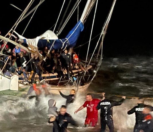 Italienischer Polizist rettet syrisches Mädchen und wird zum Helden