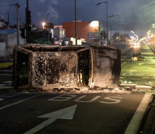 Neue Nacht der Unruhen auf Martinique: Polizisten und Journalisten im Visier