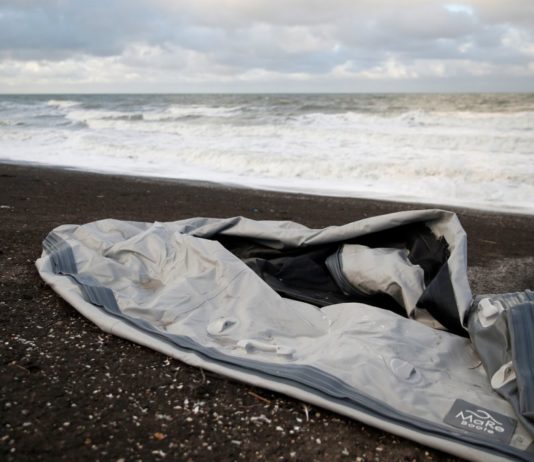 Schiffbruch in Calais: Junger Migrant beschuldigt die französischen und britischen Behörden