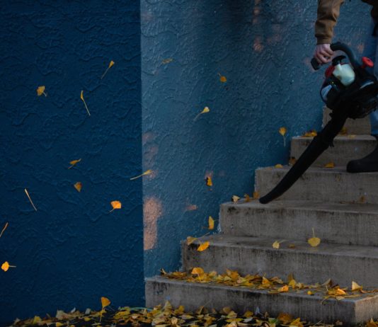 Covid-19: Warum Laubbläser während der Epidemie gefährlich sein können