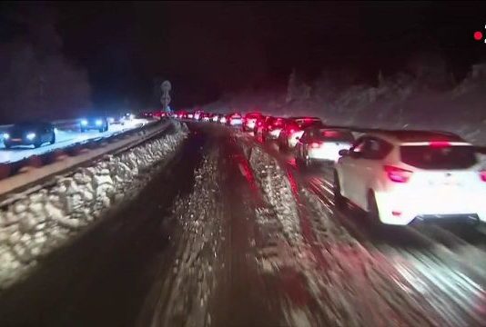 Schnee: Hunderte Autofahrer über Nacht auf der Autobahn A89 blockiert