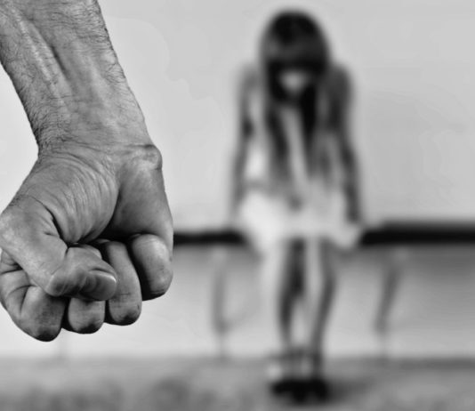 Schattenseiten der Liebe: Wirtschaftliche Gewalt in Partnerschaften Gewalt-gegen-Frauen