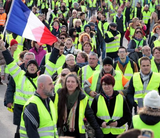 Gelbwesten: Zwei Personen in Paris wegen einer Macron-Karikatur festgenommen
