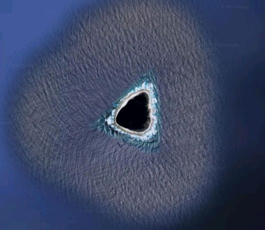 Mysteriöses schwarzes Loch im Pazifischen Ozean auf Google Maps verblüfft die Internetnutzer