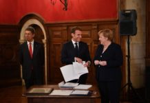 Emmanuel Macron zeichnet Angela Merkel mit dem Großkreuz der Ehrenlegion aus
