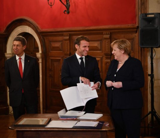 Emmanuel Macron zeichnet Angela Merkel mit dem Großkreuz der Ehrenlegion aus