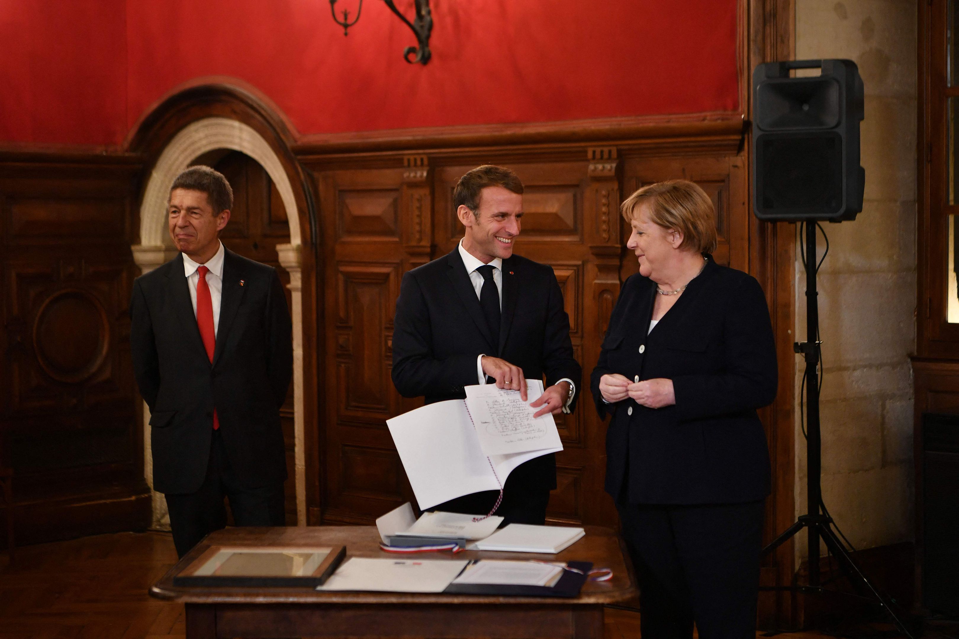 Emmanuel Macron zeichnet Angela Merkel mit dem Großkreuz der Ehrenlegion aus