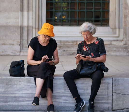 Können Touristen über 65 Jahren noch den eigenen Gesundheitspass in Frankreich nutzen?